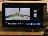 リバースギアに入れるだけで後方の表示へ切り替わります。夜間や雨の日の駐車も楽になりますよ。