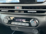 オートエアコン付き♪温度調整、風量調整も自動でしてくれますから、車内はいつも快適空間でございます!想像以上に便利な装備なんですよ☆