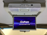 天井にリア席モニターが付いています。ナビゲーションで再生しているDVD等の映像を、後部座席の方にご覧いただくことができます。お子様にも大人気です。
