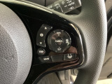 ハンドルにHondaセンシング系のクルーズコントロールやレーンキープアシストなどの操作スイッチが装備されています。ハンドルから手を離さず安全に操作できます。