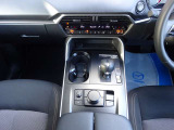 シフトは、横に倒してドライブへ入れる仕様で、誤操作を抑制し安全運転をサポート。コマンダーコントロールを採用し、目線を上げたまま、画面の操作も可能で、安全・快適な運転が可能です。