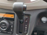 操作しやすいインパネシフト!足元も広々です♪