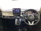 車内は光触媒抗菌消臭施工済です。インパネ周りはスタイリッシュなデザインです。グローブボックスやカップホルダーのほかにトレーなどたくさんの収納スペースが付いています。