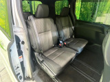 後部座席も気になるようなキズ・汚れやへたり等、大きなダメージはなく、良好な状態です。