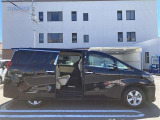 両側パワースライドドア付きだから、狭い駐車スペースなどでの乗り降りラクラク!小さなお子さまのいるご家庭には嬉しい装備。