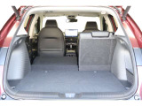 簡単に収納できる後部座席!大空間が出現します!シートアレンジが多彩な点も特徴です!レジャー用品も積み込めます!