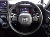 ハンドル左側にはオーディオ操作が出来るオーディオリモートコントロールスイッチ、右側にはHonda SENSINGとオートクルーズコントロールのスイッチを装備!