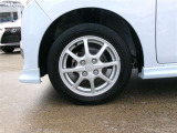 14インチ純正アルミホイール。路面に近いホイール部分は特に目立ちますし、車のイメージも大きく変わりますよ!