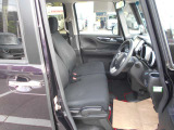 運転席はシートの高さを調節できます!また前席はシートヒーターがついています♪