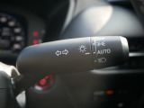 【オートライト】車外の明るさに応じて、自動的にライトの点灯・消灯をしてくれます。トンネルが続くような道でも、スイッチを操作する必要がありません。消し忘れの心配もありません。
