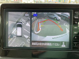 アラウンドビューモニターです。4つのカメラからの映像を合成・処理することで空から見下ろすような視点で周囲を確認でき、駐車時のクルマの位置確認がスムーズになります。