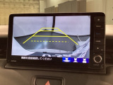 リバースギアに入れるだけで後方の表示へ切り替わります。夜間や雨の日の駐車も楽になりますよ。