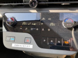 オートエアコンです。温度設定だけであとは自動で風量・温度を調節します。ドライブを快適なものにします。