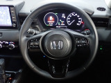 ハンドル左側にはオーディオ操作が出来るオーディオリモートコントロールスイッチ、右側にはHonda SENSINGとオートクルーズコントロールのスイッチを装備!