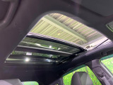 【大型サンルーフ】車内の解放感が一気に上がる大型のパノラマルーフ!季節を問わず開放的で快適なドライブをお楽しみいただけます。流通量も少なく希少価値の高い人気の装備です♪