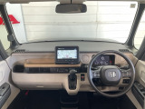 水平基調でスッキリとしたフロントビュー。広く見渡せて運転に安心をもたらします
