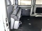 後席シートは折りたためるので荷室を広く使えます。