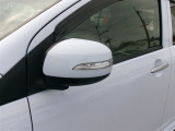 ターンランプ付きドアミラーはデザインだけでなく、他のドライバーや周囲の歩行者にもわかり易く視認性も十分な装備です。