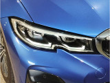 BMWの伝統の丸目4灯ヘッドライトでございます。LEDライトで視認性もよく明るく安全性の向上につながります。