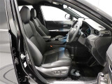 高いホールド性で運転姿勢が安定します。長距離ドライブでも疲れにくいのが魅力です。快適なドライビングライフをお送りください♪