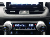 ★運転席と助手席でそれぞれお好みに合わせて温度設定が行えるフルオートエアコンです。外気温や室温、日射量を感知し、吹き出し温度、風量を緻密に制御します