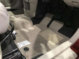 内装工程では、中古車を気持ちよくお乗りいただけるよう清掃しております。シートの洗浄はもちろん、ニオイの元となるフロアカーペットまで洗浄・消臭を実施。
