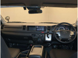 デザインもよく、居心地のよい運転席ですね。分かりやすいスイッチ類ですから操作もしやすく運転をサポートします。ぜひご来店いただき、実際にお座りいただいてステアリングを握ってみてください!