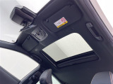【 サンルーフ 】解放感溢れるサンルーフ♪車内には爽やかな風や太陽の穏やかな光が差し込みます♪