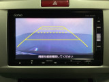 バックでの車庫入れも安心です! リアカメラが付いているバックモニター付のナビを装備しております。操作線もついており距離感も画面から確認できます。