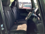 フロントシートはベンチシートです。ベンチシ―トは運転席と助手席の移動もスムーズ!狭い駐車場での乗り降りに便利です。シートの間にコンソールボックスやドリンクホルダーがないため、車内空間も広く感じます