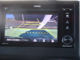 後退時に車両の後ろ側をモニター画面に表示します。車庫入れなどでバックする際に後方確認ができて便利です。車庫入れが苦手な人もこれで安心。