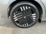 純正アルミホイールを装着しています。安全運転で楽しいドライブを。