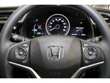 ハンドル左側にはオーディオ操作が出来るオーディオリモートコントロールスイッチ、右側にはHondaSENSINGとオートクルーズスイッチを装備!長距離運転や高速道路の運転では大活躍です!