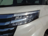 【LEDヘッドライト】悪天候や夜間走行時も良好な視界を確保し安心して運転できる高輝度LEDヘッドライトを装備!点灯速度が早く、消費電力も抑えられています。