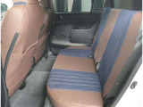 リアシートは分割可倒式になっていますので、長いお荷物も収納できます!!