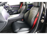メルセデスのシートは少し硬めになっております。長時間の運転の際、適度な反発があることでお尻や腰の負担を減らす効果が御座います。