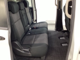 2列目シートは背もたれの角度調節ができるベンチシートになっております。長距離運転になってもゆったりとできるようにアームレストがついてます。