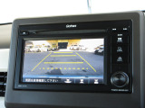 バックをするとき自動でリアの様子が映る『リアカメラ』付き! ナビ画面で確認しながらバックができますから安心ですね。でも、目視も大切ですよ!安全第一でお願いします!