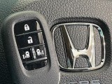 【Hondaスマートキー】カバンやポケットに入れたままでもドアの施錠・解錠が可能なスマートキーを装備。エンジンのオン・オフ時もカギを取り出す必要が無いからとっても便利です♪