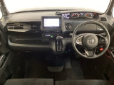 車内は光触媒抗菌消臭施工済です。スタイリッシュなデザインでスポーティなインパネ周りを演出します。グローブボックスやカップホルダーのほかにトレーなどたくさんの収納スペースが付いています。