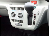こちらのシフトは、車両にマッチしたデザインになっています!握りやすく、操作し易い配置になっていますので、いつも触れるシフトだからこそ、大切ですね!