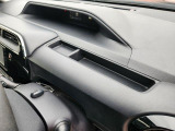 運転席前方に小物が置けるスペースがあります。