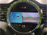 【バックモニター】&rdquo;R&rdquo;レンジにシフトチェンジして頂くとバックカメラとセンサーが起動し駐停車時の運転をサポートします。