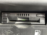【ETC】有料道路を利用する際に料金所で停止することなく通過できる、ETC車載器(ノンストップ自動料金収受システム機器)が装備されています。セットアップを行うことで利用可能になります。