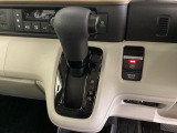 CVT車のセレクトレバーです。低速から高速まで、変速ショックのないスムーズな走りと、エンジン効率のよい領域を維持して燃費にも貢献します。サイドブレーキはスイッチ操作の電子制御パーキングブレーキです。