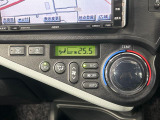 【オートエアコン】一度お好みの温度に設定すれば、車内の温度を検知し風量や温度を自動で調整。暑い&hellip;寒い&hellip;と何度もスイッチ操作をする必要はありません。快適な車内空間には必須の機能ですね♪