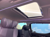 【サンルーフ】開放感たっぷりの希少装備、サンルーフが装着されています!車内に明かりを取り入れたり景色を楽しむ以外にも、車内の空気も簡単に換気できて快適です!