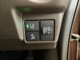 ハンドルの右側にはヘットライトリベライザーとHondaセンシング用のメインスイッチがついています。ヘッドライトリベライザーは道路状況や積荷の加重に応じてライトの高さを調節できます。