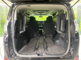 ラゲッジルームは、大容量のスペースを確保。普段のお買い物からレジャーまで、幅広く活躍してくれます!また、リアシートを倒すことでバリエーション豊かにお使いいただけます。