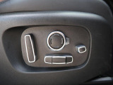パワーシート『電動パワーシートですので運転中のシート調節も安全に行えます。微調整も可能ですのであなただけのドライビングポジションを実現します。』